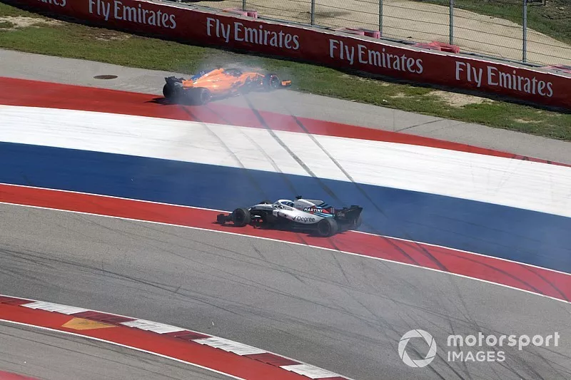 Lance Stroll, Williams FW41 y Fernando Alonso, McLaren MCL33 se enfrentan en la primera vuelta