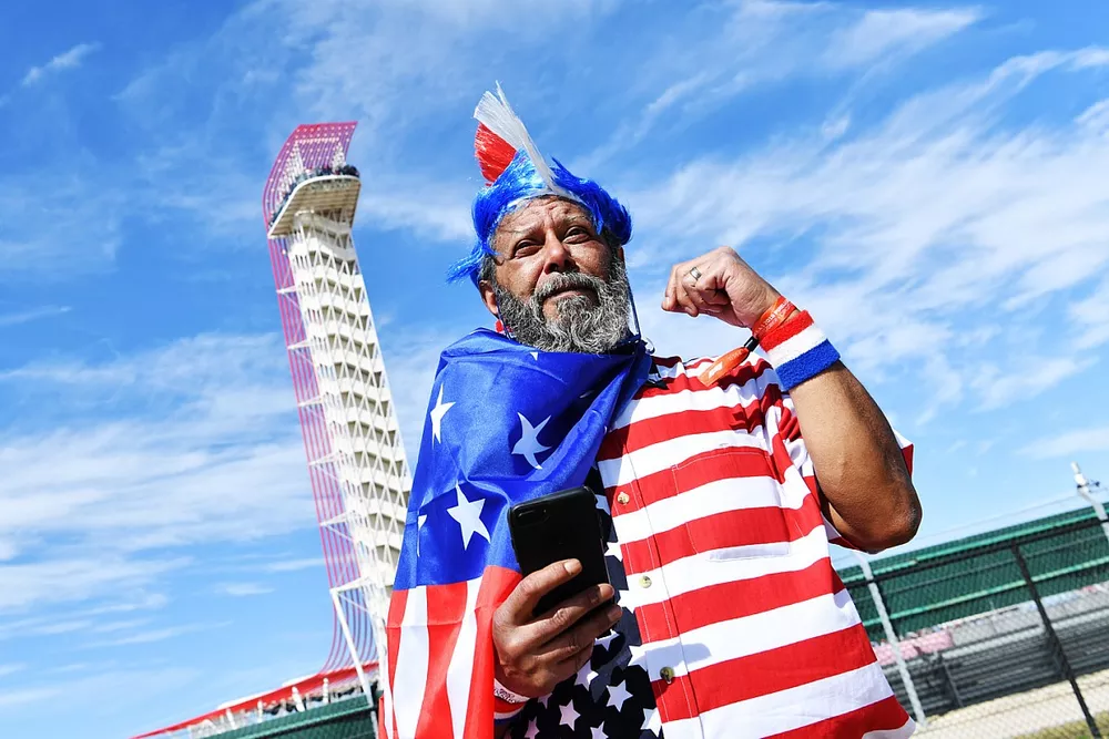 Fan con la bandera de Estados Unidos