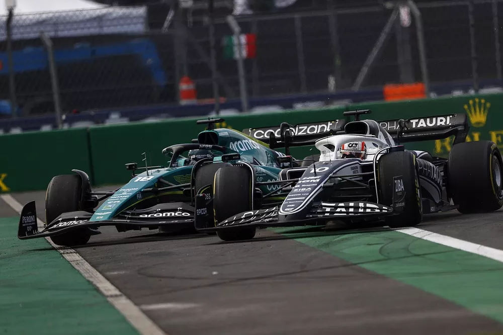 Pierre Gasly, AlphaTauri AT03, vecht met Lance Stroll, Aston Martin AMR22.