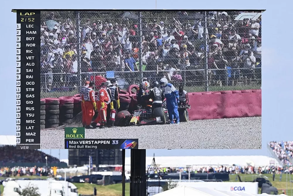 Max Verstappen, Red Bull Racing RB16B, crash