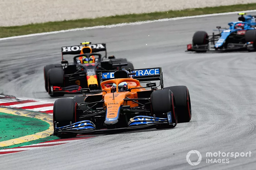 Daniel Ricciardo, McLaren MCL35M, Sergio Perez, Red Bull Racing RB16B et Esteban Ocon, Alpine A521