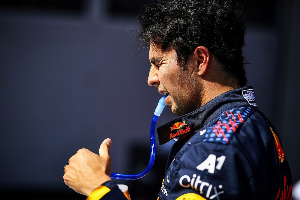 Tercer puesto Sergio P&eacute;rez, Red Bull Racing, en Parc Ferme