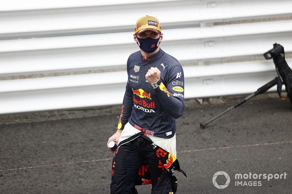 Max Verstappen, Red Bull Racing, célèbre sa victoire dans le parc fermé