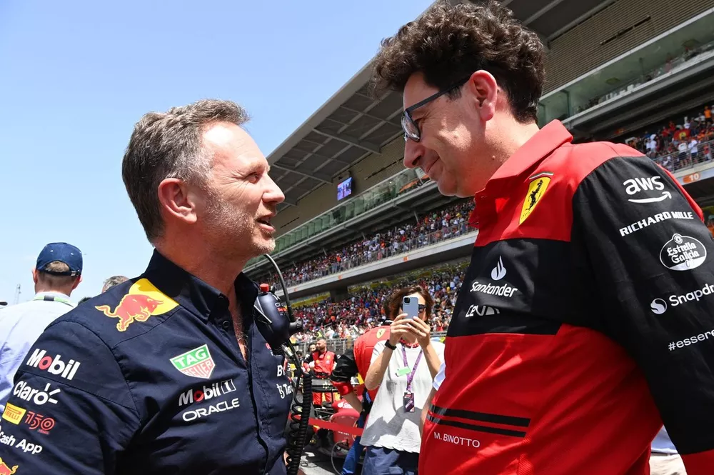 Christian Horner, team principal, Red Bull Racing, Mattia Binotto, team principal, Ferrari, sur la grille