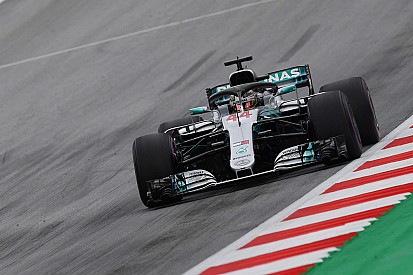 Hamilton blijft bovenaan in tweede training Oostenrijk, Verstappen vijfde