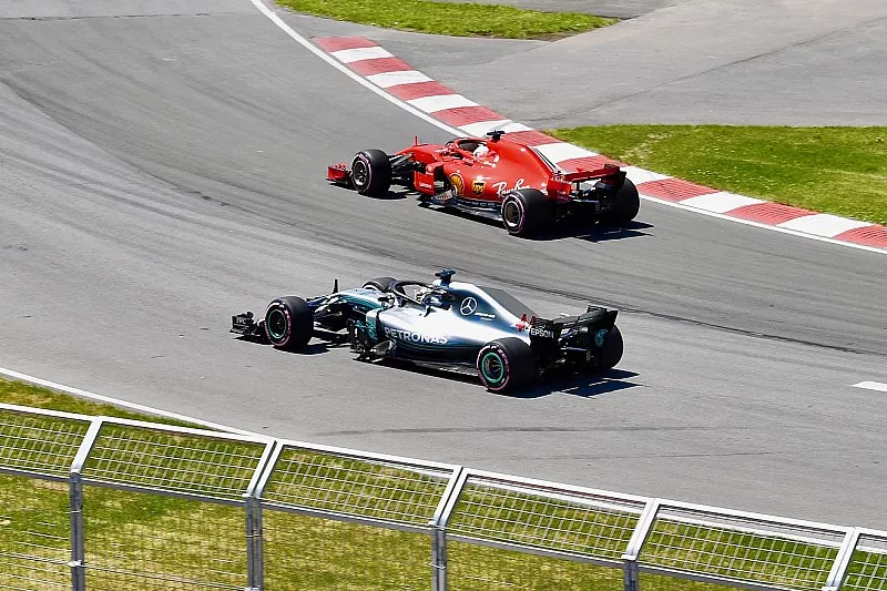 Lewis Hamilton, Mercedes-AMG F1 W09 ve Sebastian Vettel, Ferrari SF71H