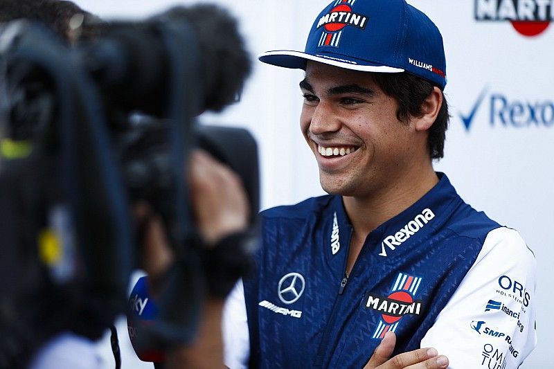 Lance Stroll, Williams Racing, con los medios