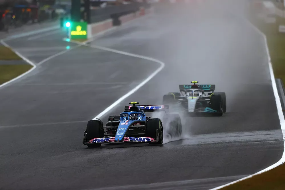 Esteban Ocon, Alpine A522, Lewis Hamilton, Mercedes W13