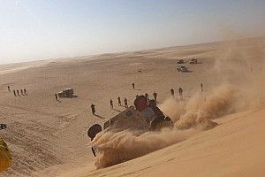 VIDEO: Alonso vuelca en la etapa 10 del Dakar