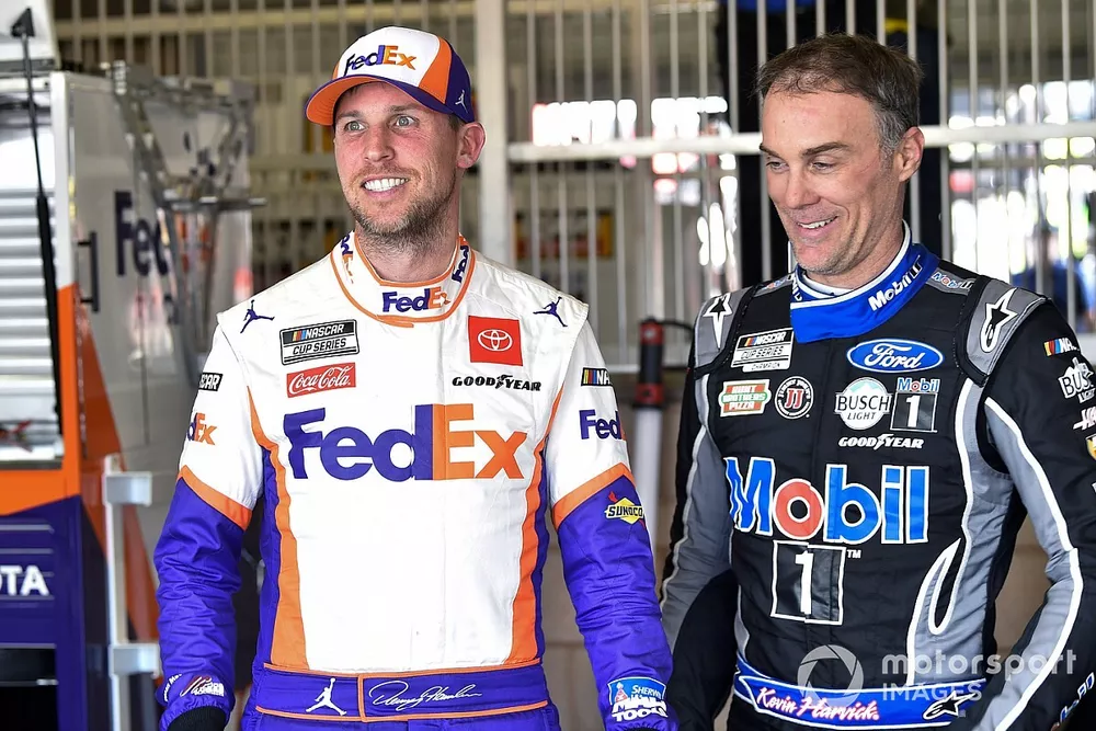 Denny Hamlin, Joe Gibbs Racing, Toyota Camry FedEx Office and Kevin Harvick, Stewart-Haas Racing, Ford Mustang Mobil 1