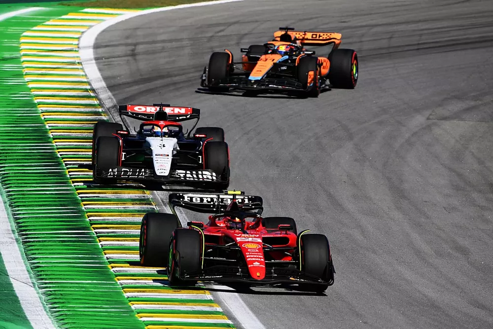 Carlos Sainz, Ferrari SF-23, Daniel Ricciardo, AlphaTauri AT04, Oscar Piastri, McLaren MCL60