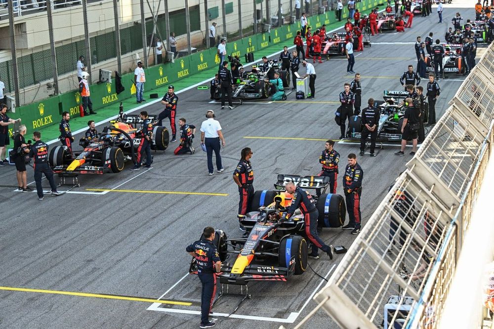 Mec&aacute;nicos en la parrilla Sprint con Max Verstappen, Red Bull Racing RB19, Sergio P&eacute;rez, Red Bull Racing RB19, George Russell, Mercedes F1 W14, Lewis Hamilton, Mercedes F1 W14.