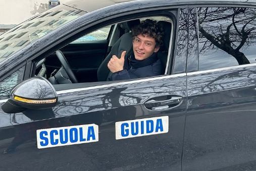 Andrea Kimi Antonelli sac&aacute;ndose el carnet de conducir