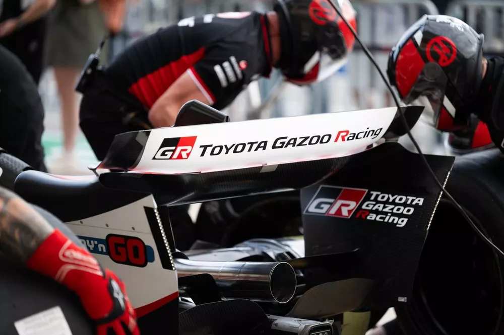 Haas-teamleden oefenen een pitstop. Het Toyota-logo is zichtbaar op de achtervleugel