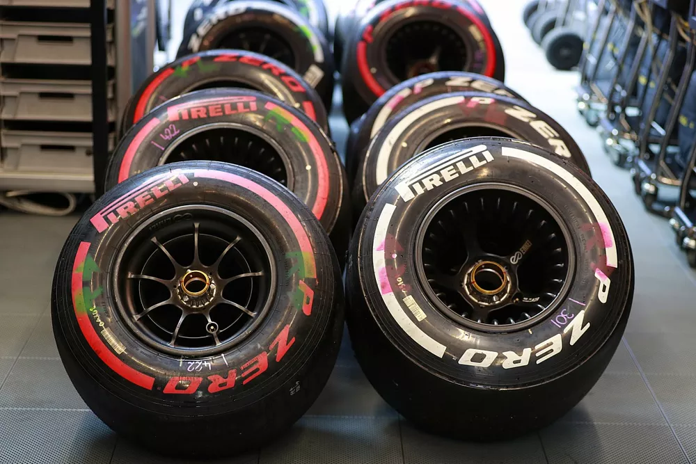 Pneumatici Pirelli nel garage