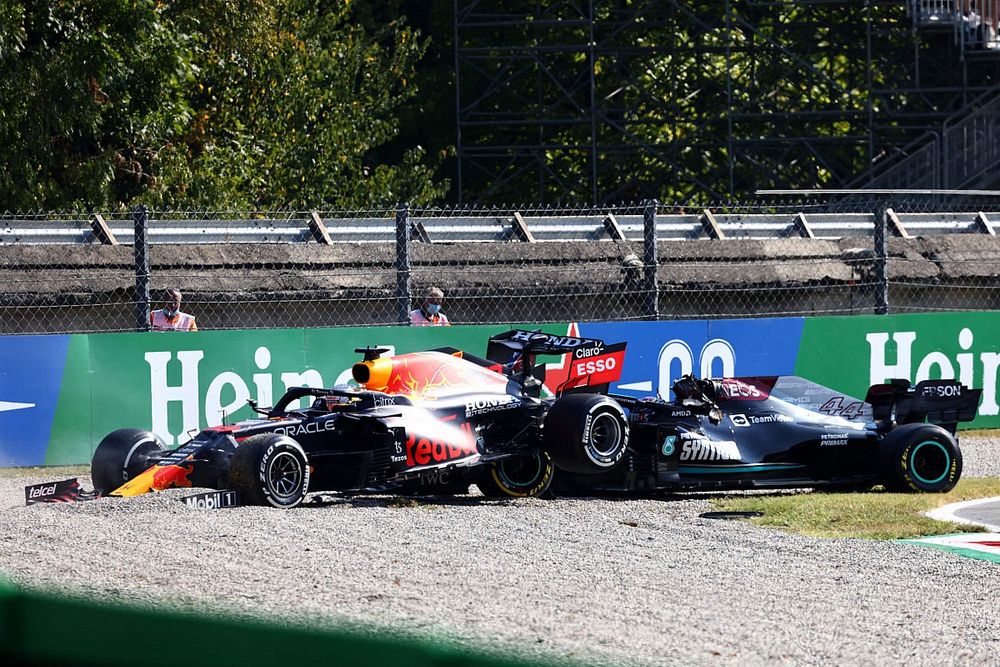 Max Verstappen, Red Bull Racing RB16B, en Lewis Hamilton, Mercedes W12, crashen tijdens gevecht om positie