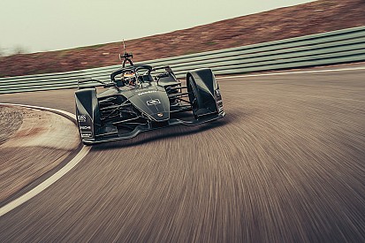 A Porsche megtette az első métereit a Formula E autójával: itt a gép