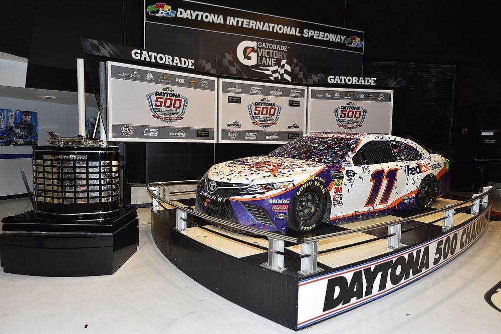 Denny Hamlin, Joe Gibbs Racing, Toyota Camry FedEx Express, Christopher Gabehart y el Entrenador Joe Gibbs en el desayuno de los Campeones de Daytona 500 e inducción de autos