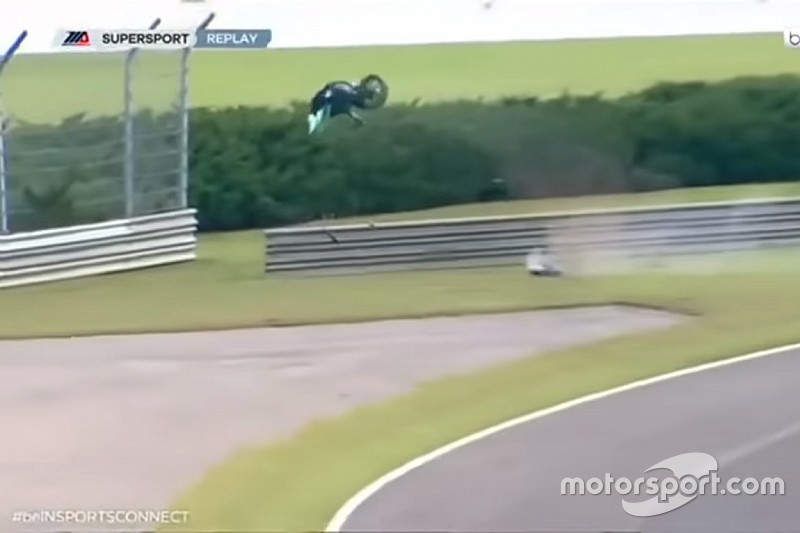 VÍDEO: Acidente brutal despedaça motos e fere pilotos nos EUA
