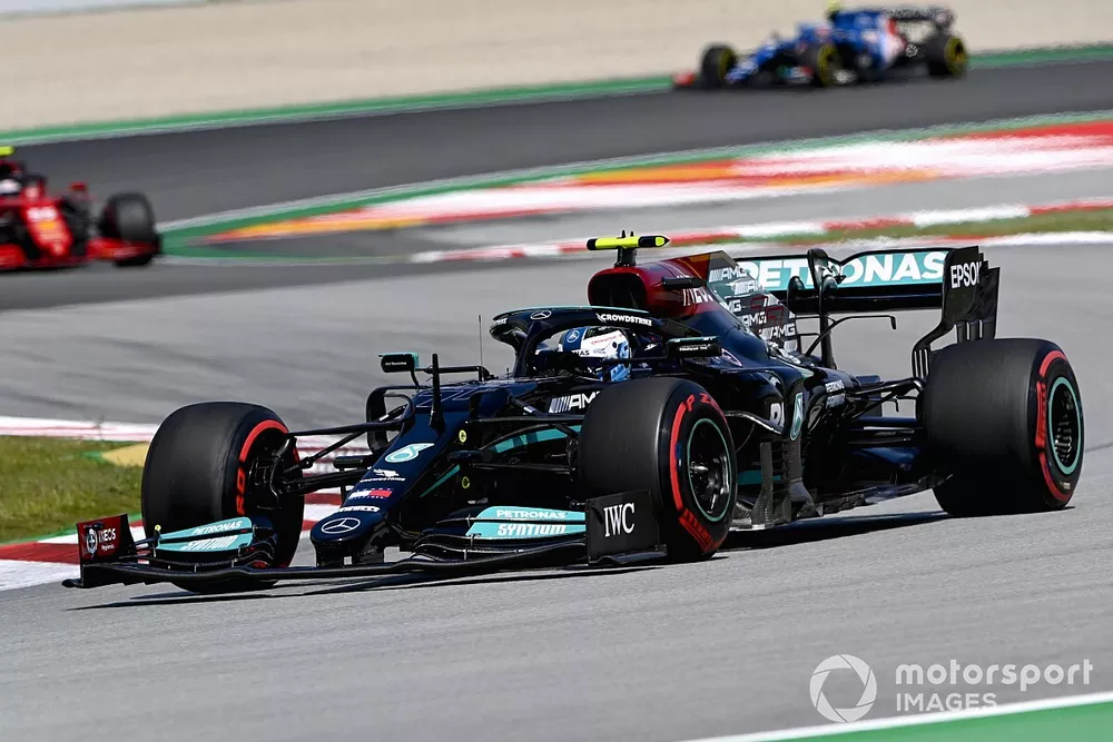 Valtteri Bottas, Mercedes W12, Carlos Sainz Jr., Ferrari SF21
