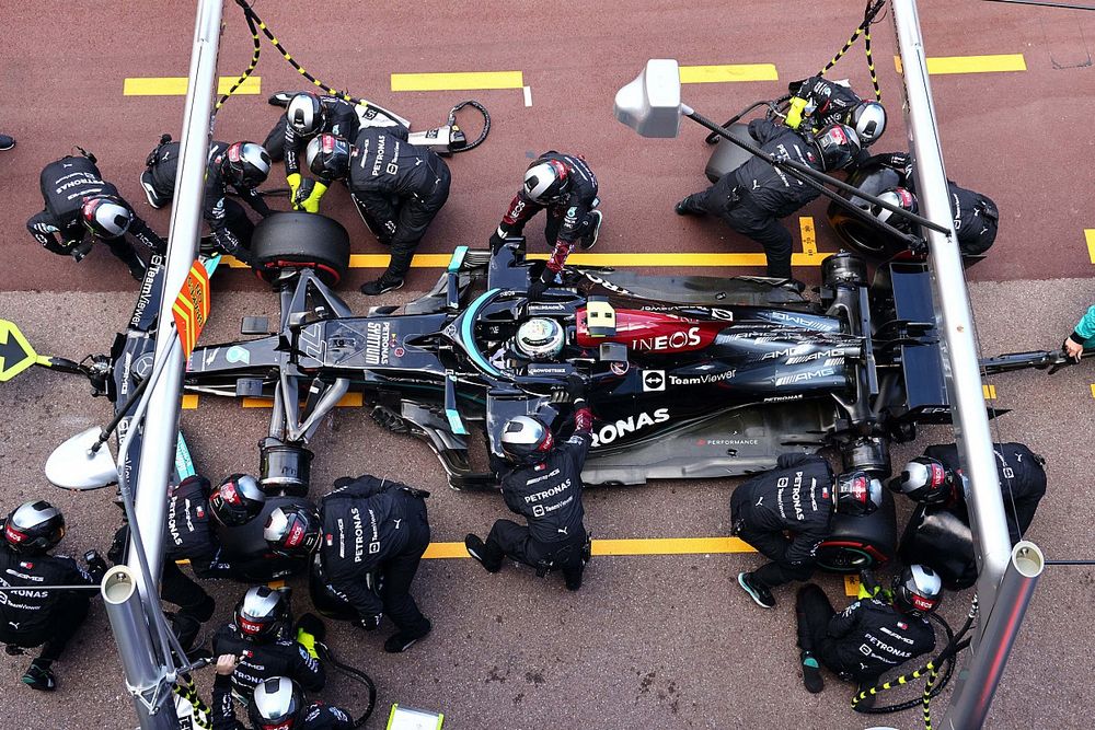 Valtteri Bottas, Mercedes W12, s'arrête au stand