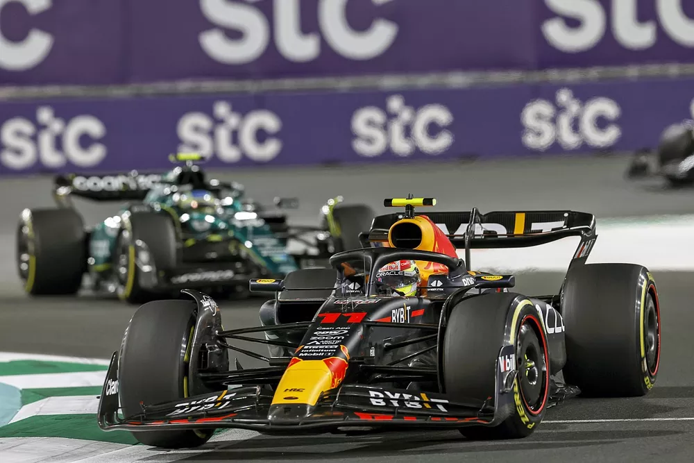 Sergio Perez, Red Bull Racing RB19, Fernando Alonso, Aston Martin AMR23