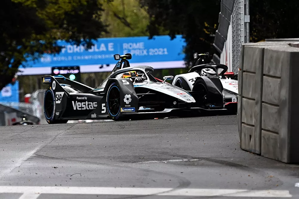 Stoffel Vandoorne, Mercedes Benz EQ, EQ Silver Arrow 02, comes together with Andre Lotterer, Tag Heuer Porsche, Porsche 99X Electric 