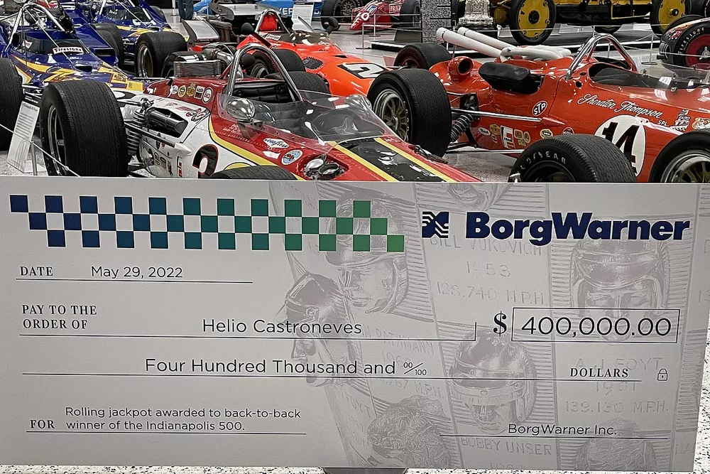 Cheque de bonificaci&oacute;n de 400.000 d&oacute;lares para Helio Castroneves