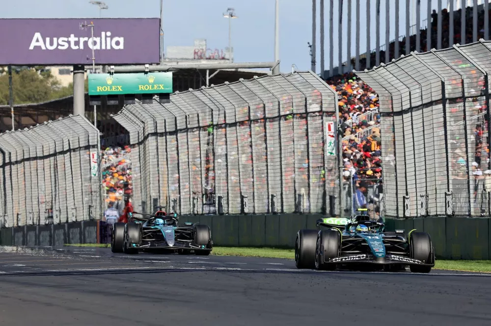 Fernando Alonso, Aston Martin AMR24, y George Russell, Mercedes F1 W15