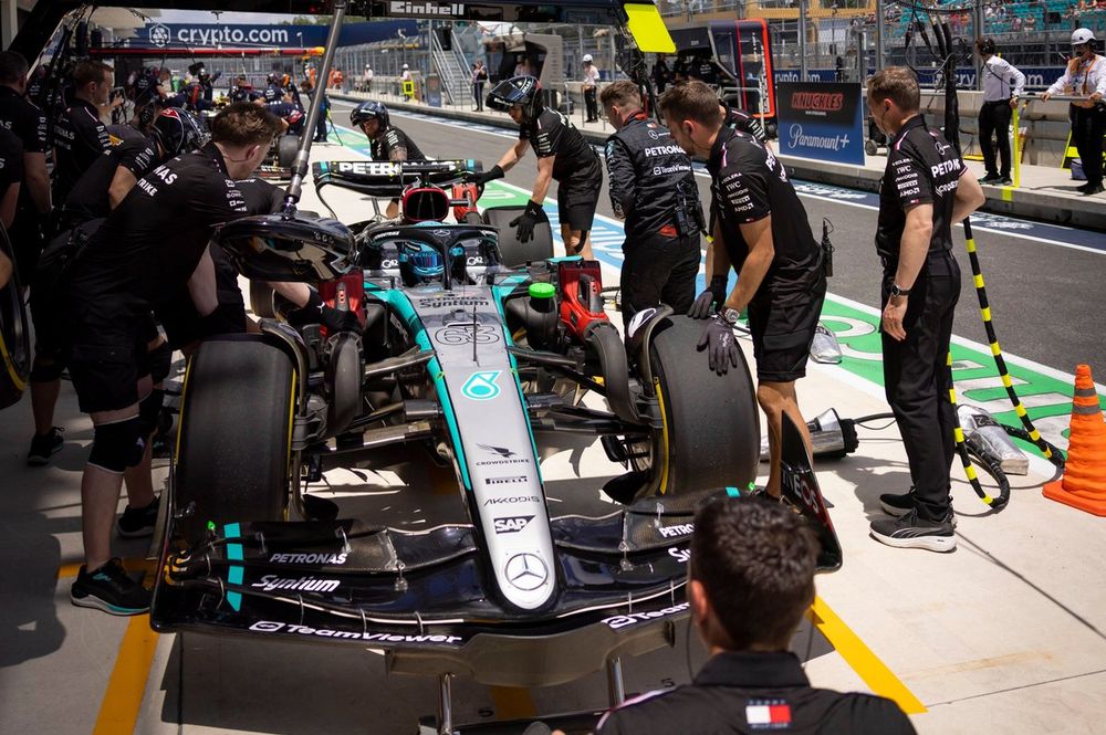 George Russell, Mercedes F1 W15, en el pitlane