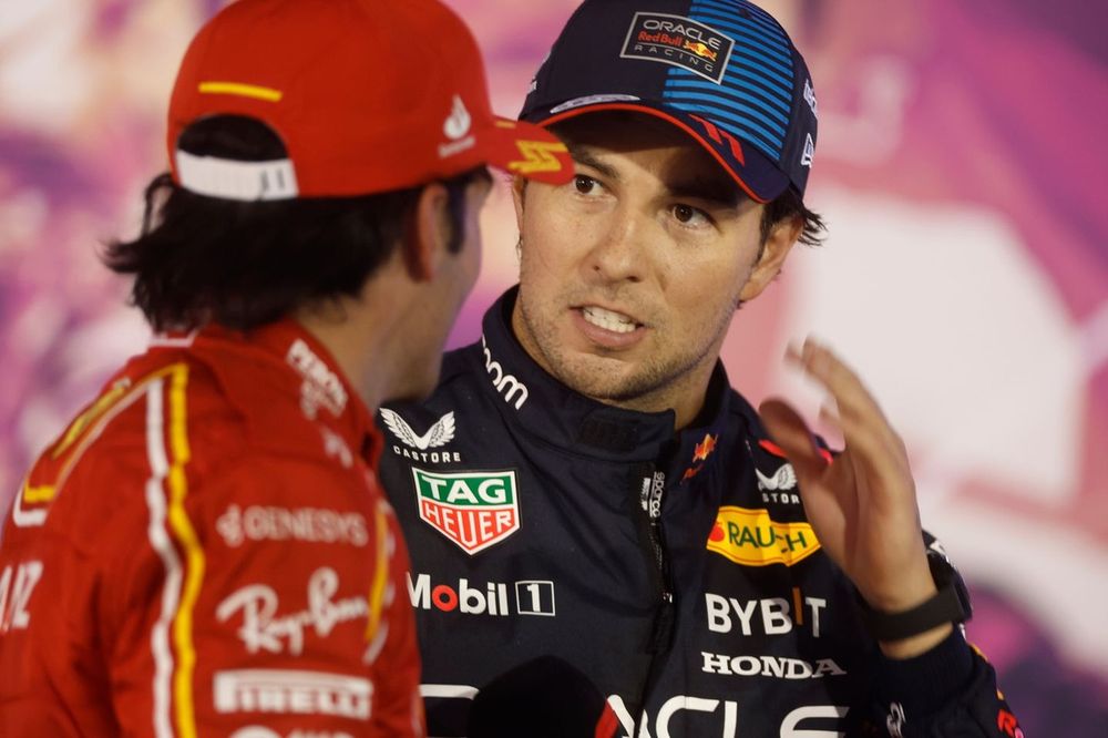 Podio: segundo lugar Sergio P&eacute;rez, Red Bull Racing, tercer lugar Carlos Sainz, Scuderia Ferrari