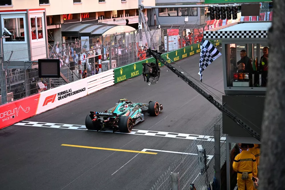 Fernando Alonso, Aston Martin AMR24 taglia il traguardo