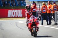 Bagnaia se muestra intratable en la sprint de Assen; ca&iacute;da de M&aacute;rquez y susto de Aleix
