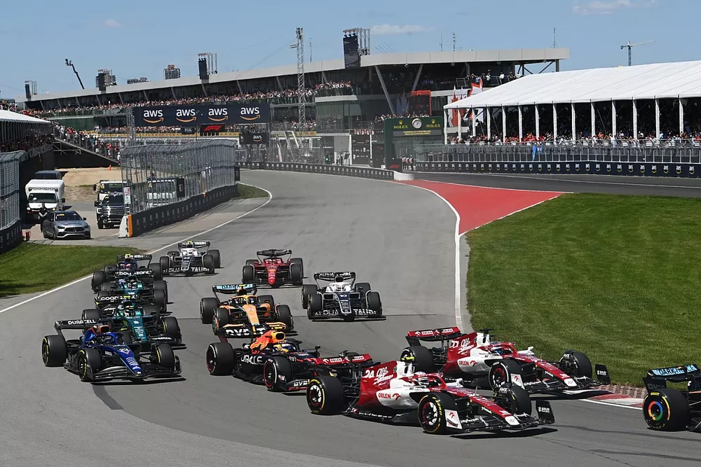 Zhou Guanyu, Alfa Romeo C42, Valtteri Bottas, Alfa Romeo C42, Sergio Perez, Red Bull Racing RB18, Alex Albon, Williams FW44, the remainder of the field at the start