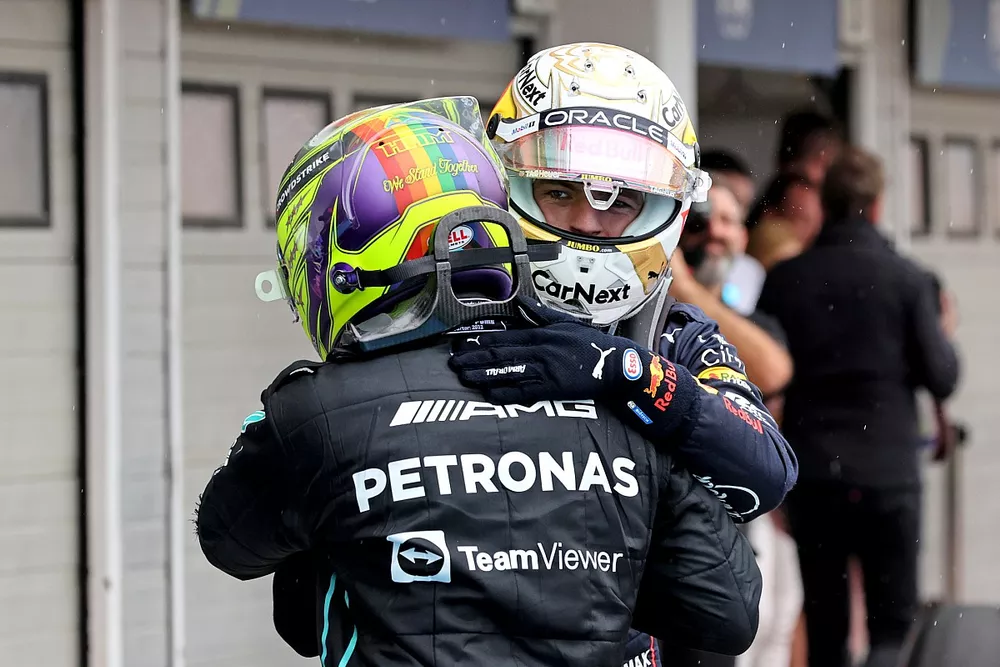 Le deuxi&egrave;me Lewis Hamilton, Mercedes-AMG, et le vainqueur Max Verstappen, Red Bull Racing, se f&eacute;licitent dans le parc ferm&eacute;