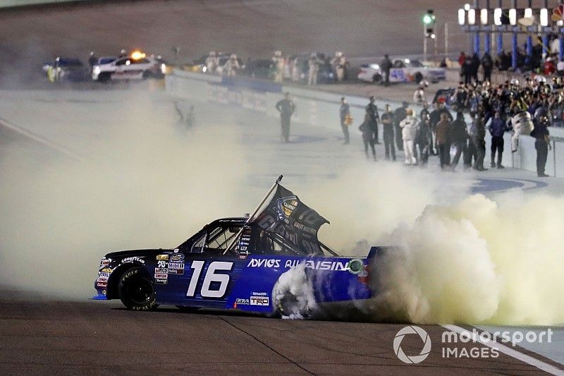Ganador Brett Moffitt, Hattori Racing Enterprises, Toyota Tundra AISIN Group celebra