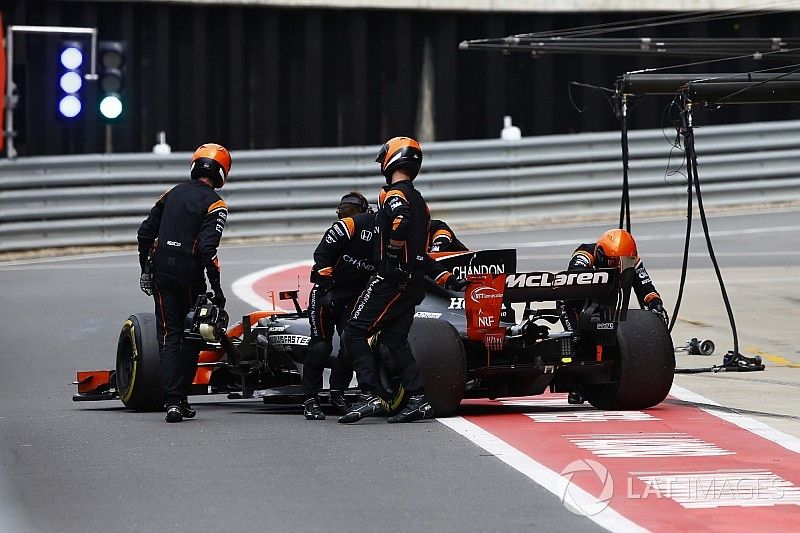 Fernando Alonso, McLaren MCL32, se retira