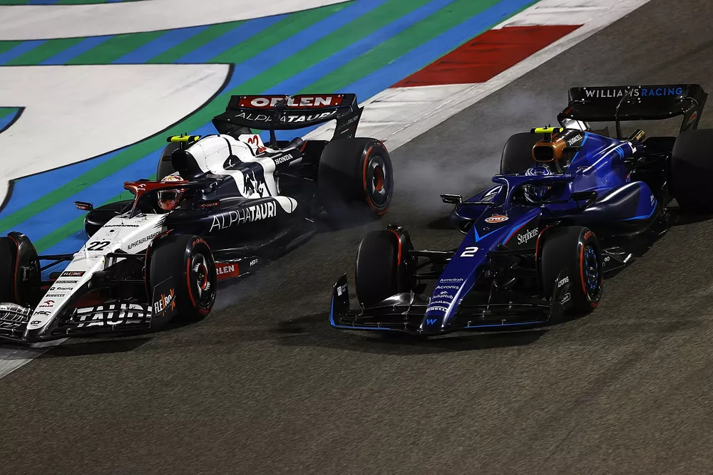Yuki Tsunoda, AlphaTauri AT04, combatte con Logan Sargeant, Williams FW45