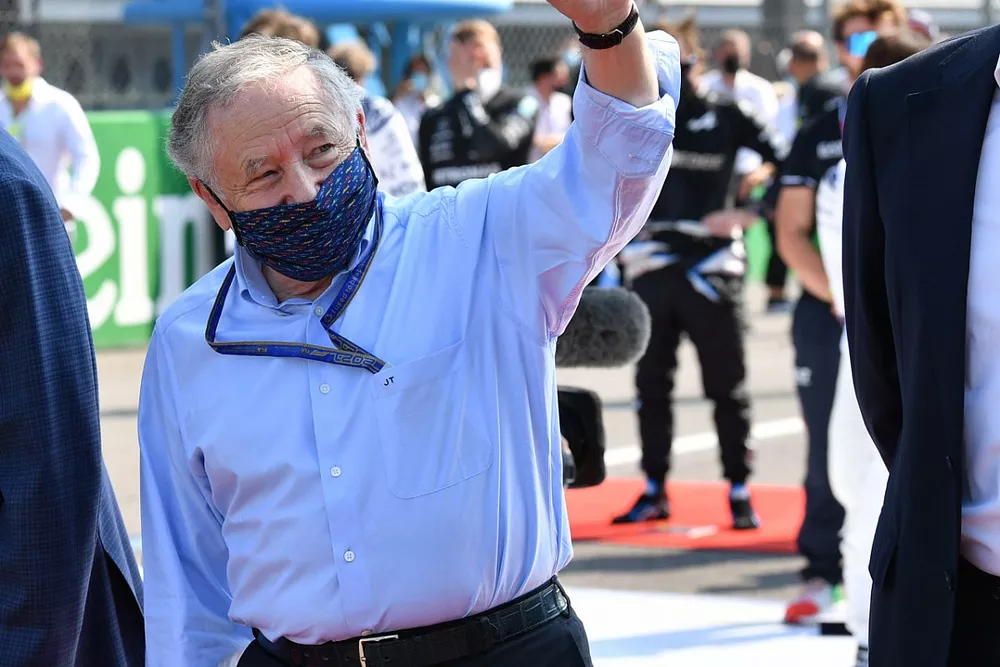 Chase Carey, niet-uitvoerend voorzitter van de Formule 1, en Jean Todt, voorzitter van de FIA, op de startgrid