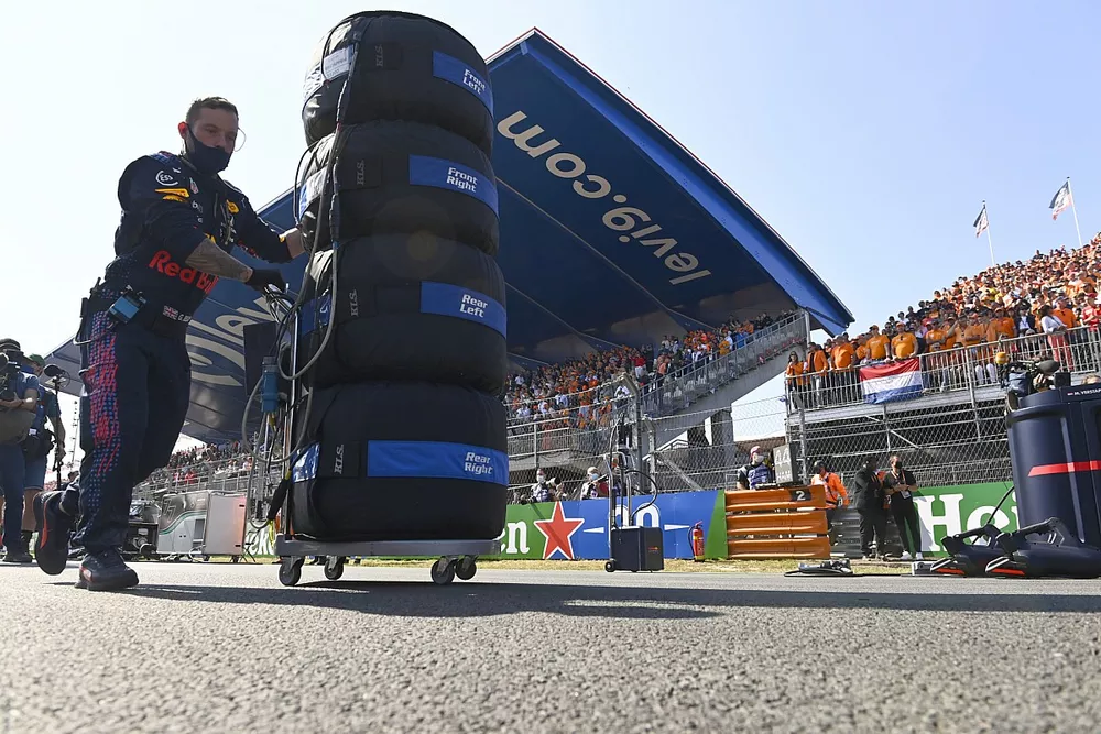 Un mec&aacute;nico de Red Bull con unos neum&aacute;ticos