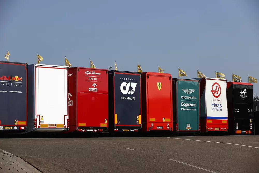 Camiones del equipo en el paddock