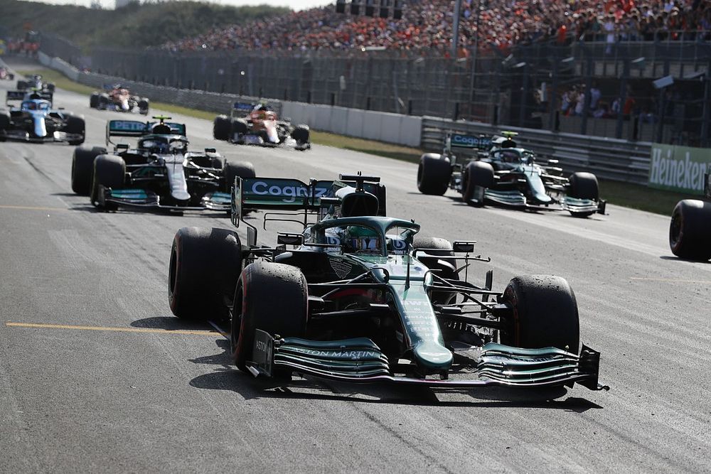 Lance Stroll, Aston Martin AMR21, Sebastian Vettel, Aston Martin AMR21, y Valtteri Bottas, Mercedes W12, ensayan salidas