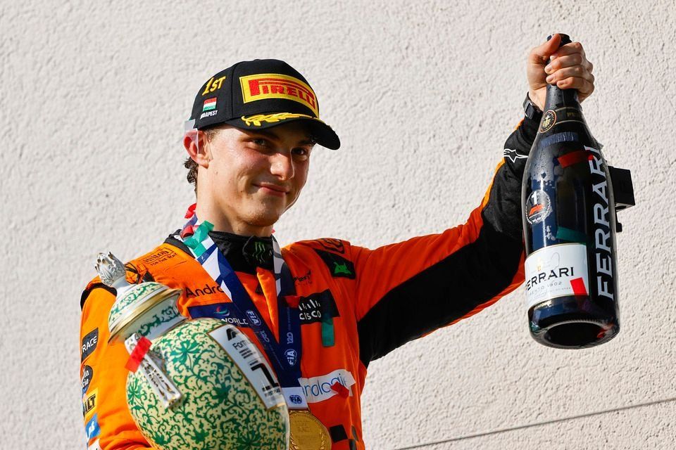 Podio: ganador Oscar Piastri, McLaren F1 Team