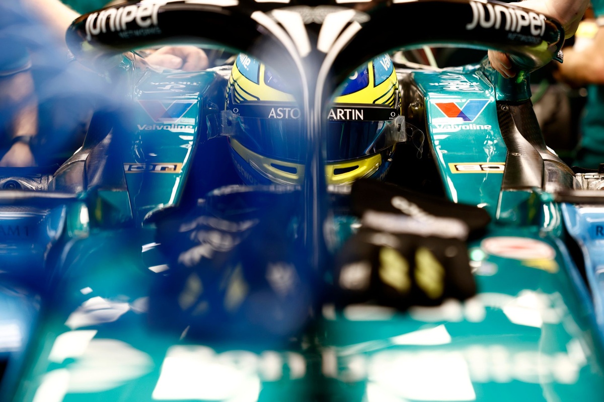 フェルナンド・アロンソ直筆サイン入り超大型写真…Fernando Alonso フェルナンド・アロンソ直筆サイン入り超大型写真…Fernando Alonso