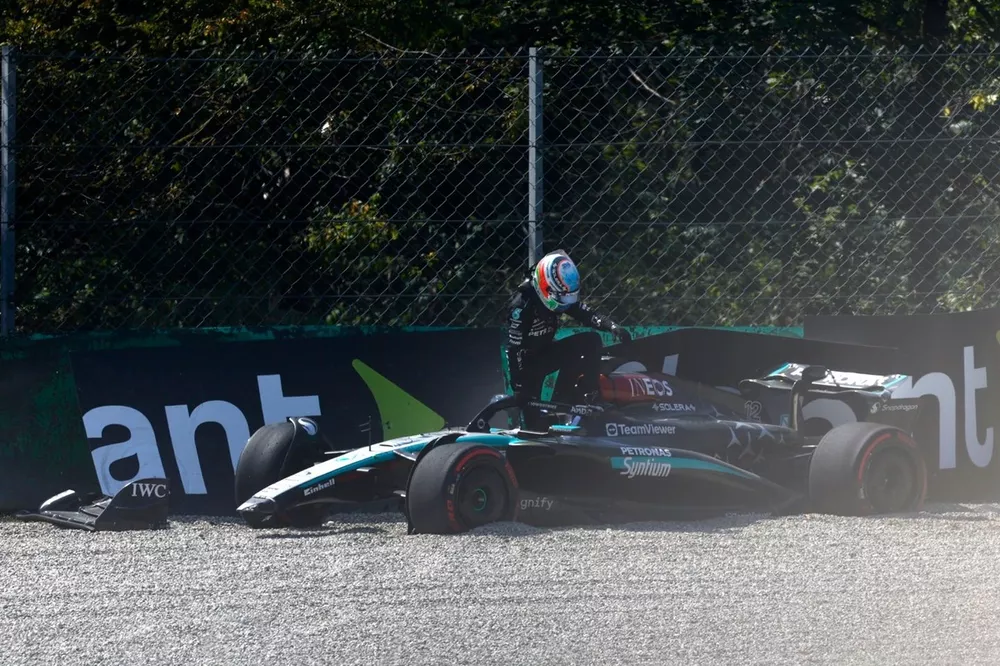 Andrea Kimi Antonelli, Mercedes F1 W15, klimt uit zijn beschadigde auto na een crash in FP1