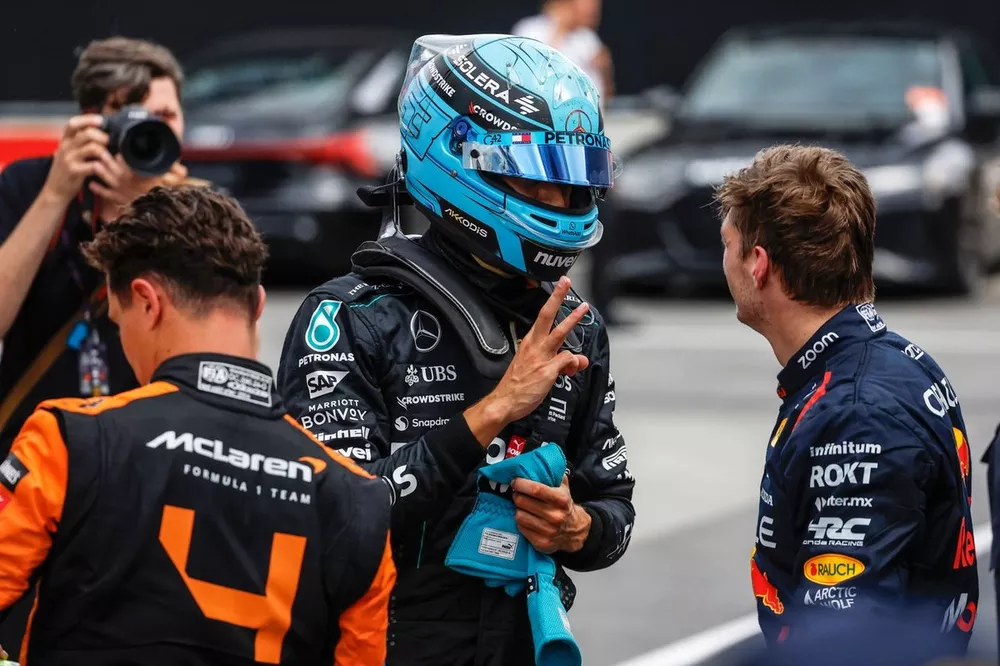Le poleman George Russell, Mercedes-AMG F1 Team, Max Verstappen, Red Bull Racing, dans le parc ferm&eacute;