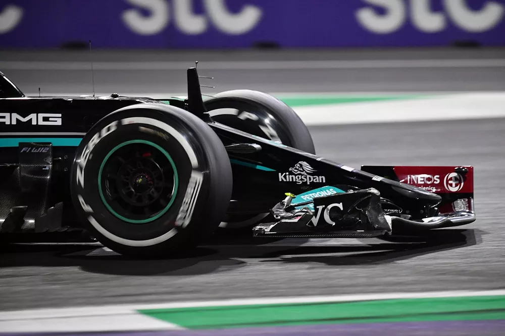Danno all'ala anteriore di Lewis Hamilton, Mercedes W12, dopo il contatto con Lewis Hamilton, Mercedes W12