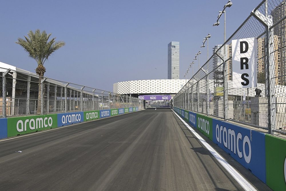 Vista general del circuito de Yeda con bareras Aramco