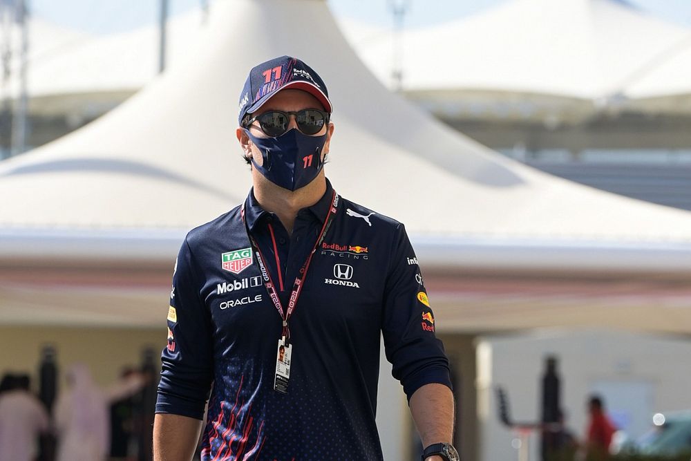 Sergio P&eacute;rez, Red Bull Racing, llega al paddock
