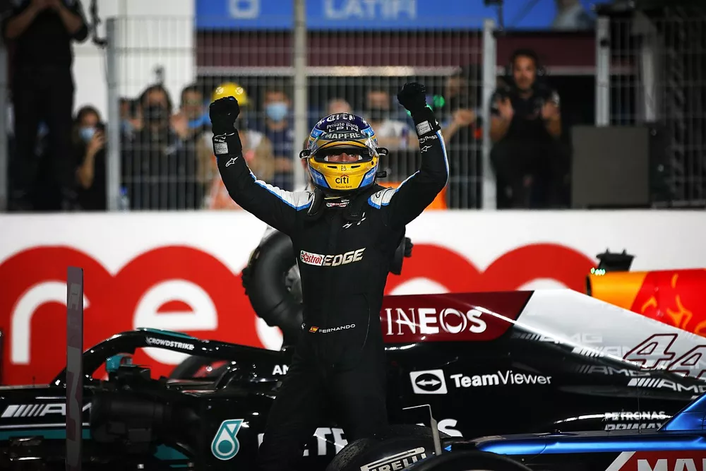 Le troisi&egrave;me Fernando Alonso, Alpine F1, f&ecirc;te dans le parc ferm&eacute;